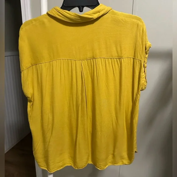 Rose + Olive Women’s Mustard Yellow Short Sleeve Button Down Blouse size Medium - Picture 5 of 5